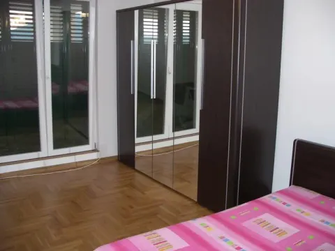 Svijetla spavaća soba sa velikim ugradnim garderoberom sa ogledalima i parketom. - image 5