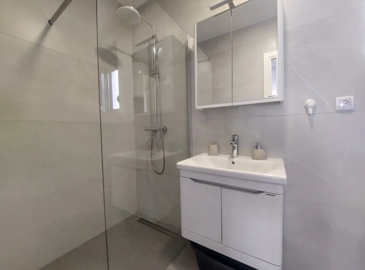 Izdavanje, dvosoban stan, 70m², Gradiošnica, Tivat