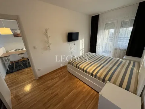 Spavaća soba sa bračnim krevetom i prozorom. - image 12