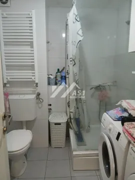 Manje kupatilo sa tuš kabinom, wc šoljom i veš mašinom. - image 5