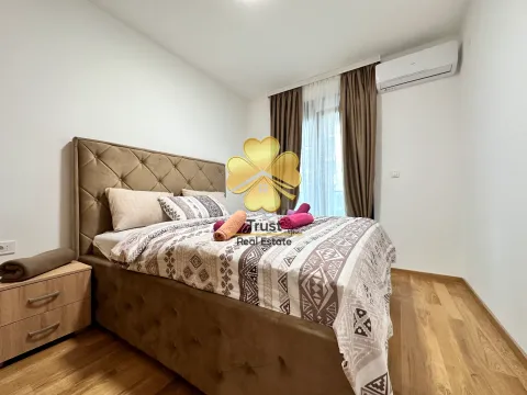 Furnished bedroom with a double bed and curtains. - image 10
