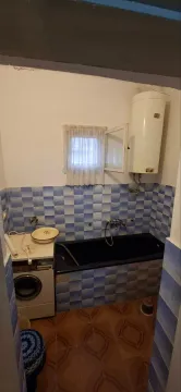 Manje opremljeno kupatilo sa kadom, pločicama i bojlerom. - image 4