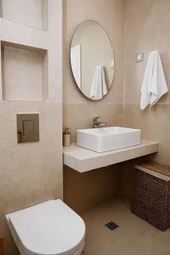Moderne kupatilo sa umivaonikom, ogledalom i ugradnim wc šoljom. - image 5