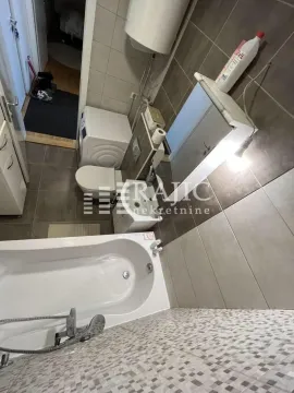 Manje kupatilo sa kadom, umivaonikom i veš mašinom. - image 10