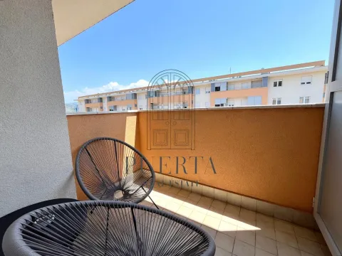 Namješten balkon sa stolicama i pogledom na zgradu. - image 6