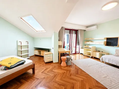Prostrana dječija soba sa dva kreveta, krovnim prozorom i izlazom na terasu. - image 21