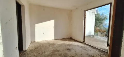 Neopremljena prostorija u kući sa izlazom na terasu. - image 9