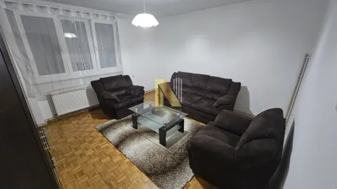 Dnevna soba sa garniturom za sedenje i parketom na podu. - image 3