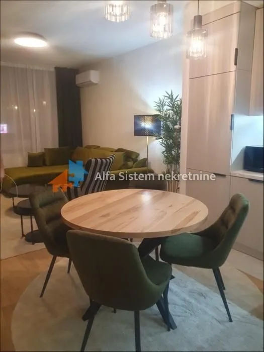 Izdavanje, trosoban stan, 72m², Savski Venac, Beograd