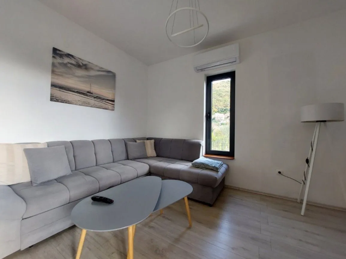 Izdavanje, jednosoban stan, 45m², Tivat, Crna Gora