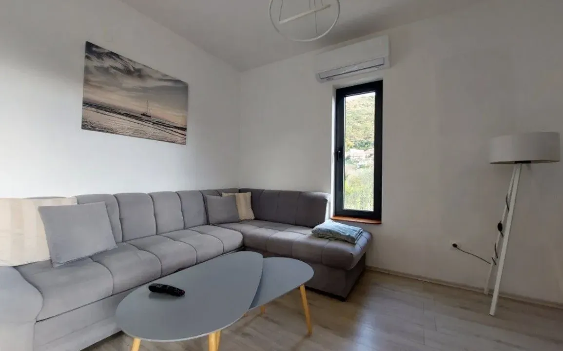 Izdavanje, jednosoban stan, 45m², Tivat, Crna Gora