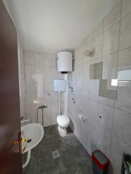 Manje kupatilo sa pločicama, wc šoljom, umivaonikom i bojlerom. - image 9