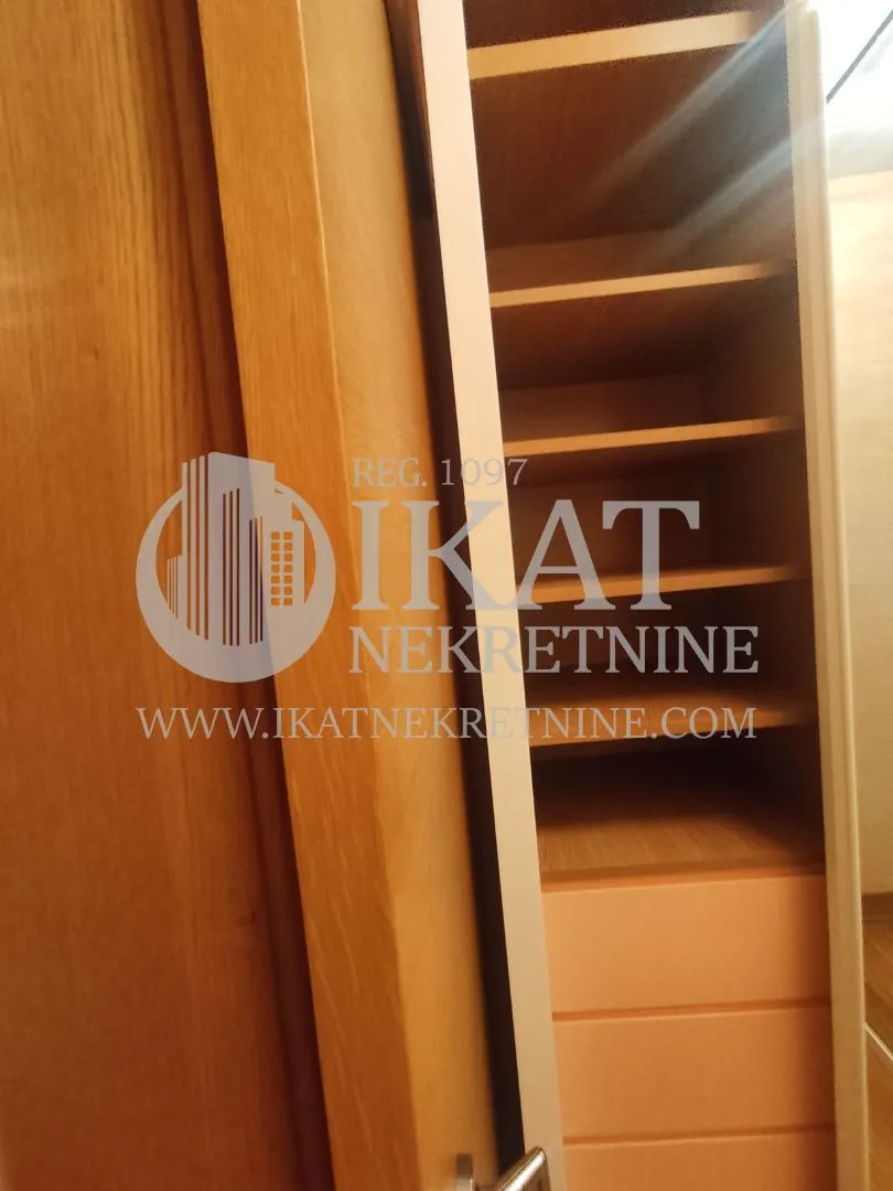 Izdavanje, kuća, 242m², Banovo Brdo, Beograd