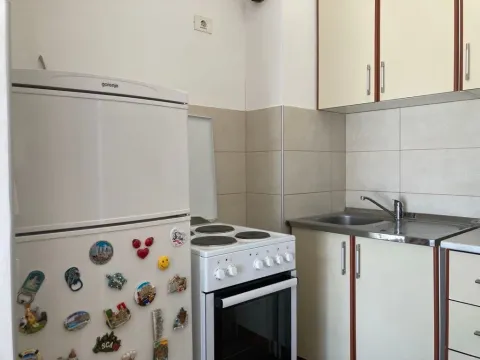 Manja kuhinja sa štednjakom, frižiderom i sudoperom. - image 5
