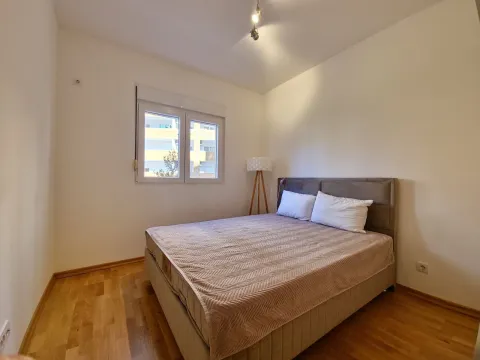 Rent, two bedroom apartment, 64m², Budva, Crna Gora - image 12