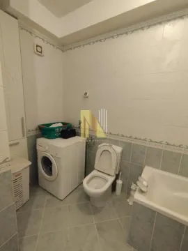 Kupatilo sa kadom, WC šoljom i veš mašinom. - image 7