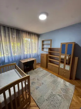 Dječja soba sa krevetcem, radnim stolom i drvenim ormarima. - image 4