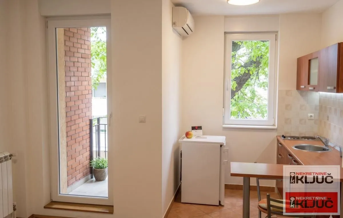 Izdavanje, garsonjera, 26m², Bulevar Oslobodjenja, Novi Sad Sve Podlokacije