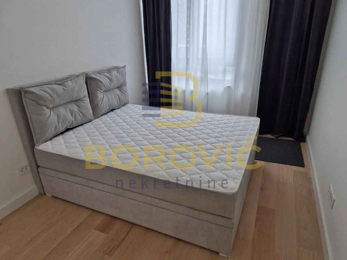 Izdavanje, četvorosoban stan, 115m², Savski Venac, Beograd