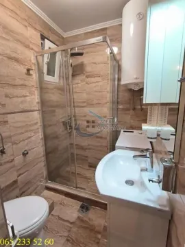 Kupatilo opremljeno tuš kabinom, umivaonikom i WC šoljom. - image 10