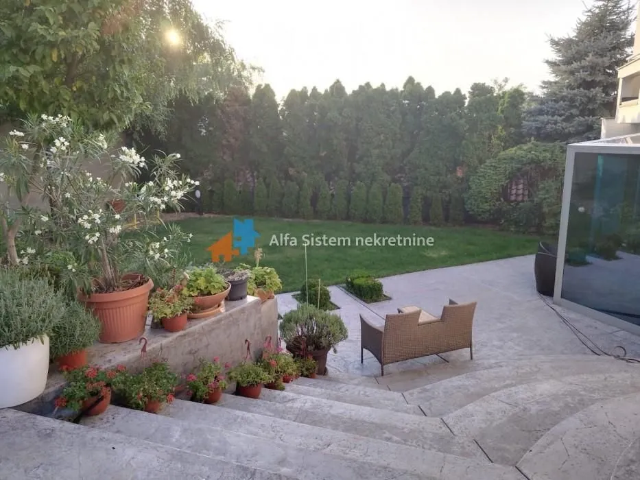 Rent, house, 365m², Uciteljsko Naselje, Zvezdara Sve Podlokacije