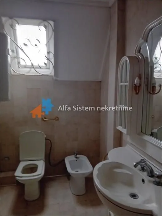 Bathroom equipped with sanitary fixtures and a mirrored cabinet.