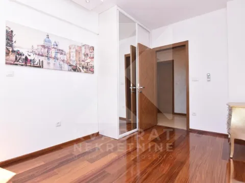 Izdavanje, četvorosoban stan, 140m², Centar, Podgorica - image 14