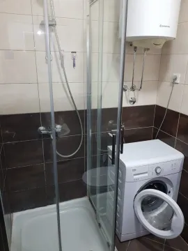 Kupatilo sa tuš kabinom, bojlerom i veš mašinom. - image 3