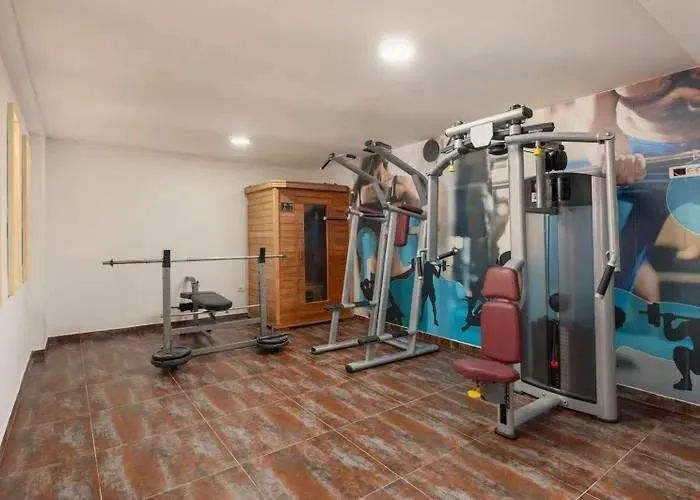 Izdavanje, kuća, 400m², Centar, Tivat