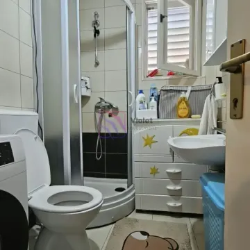 Manje kupatilo sa tuš kabinom, umivaonikom i toaletom. - image 9