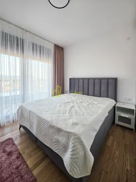 Spavaća soba sa bračnim krevetom i izlazom na terasu. - image 9