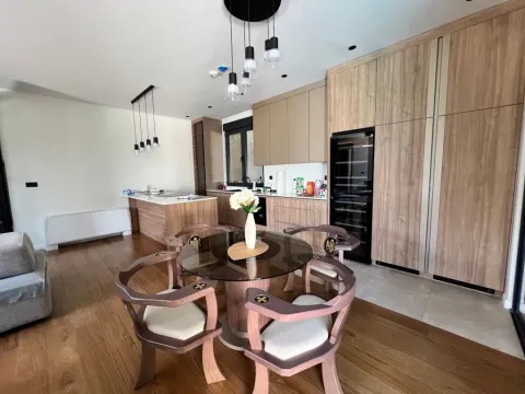 Izdavanje, kuća, 230m², Gornja Gorica, Podgorica - image 4