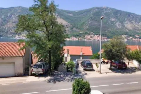 Pogled na more i okolne planine sa terase. - image 3