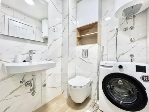 Moderno opremljeno kupatilo sa umivaonikom, WC šoljom i veš mašinom. - image 7