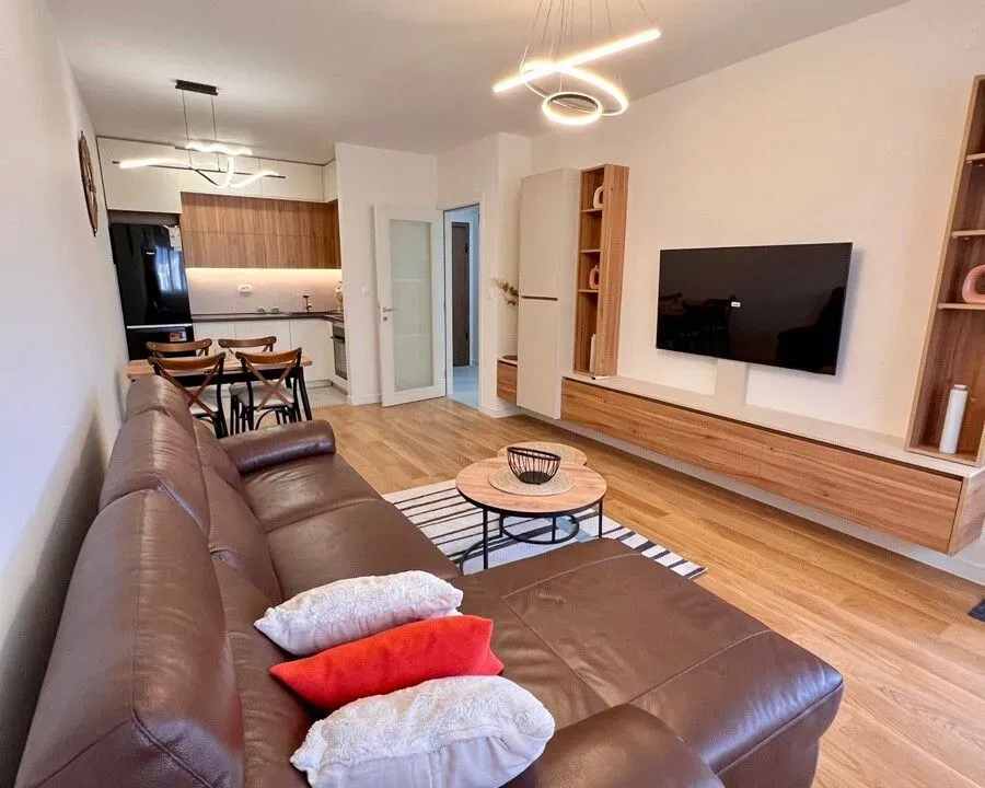 Izdavanje, jednosoban stan, 49m², Central Point, Podgorica