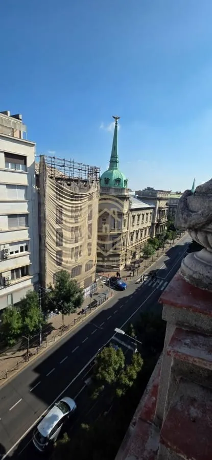 Pogled sa terase na gradsku ulicu i okolne zgrade.