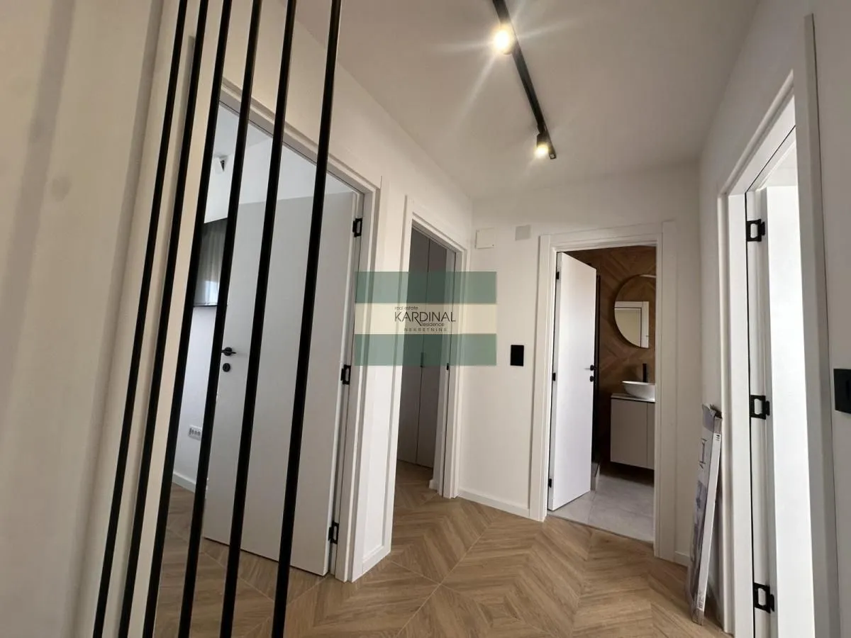 Izdavanje, četvorosoban stan, 100m², Centar, Kragujevac