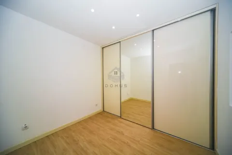 Prazna spavaća soba sa velikim ugradnim garderoberom sa kliznim vratima i ogledalom. - image 9
