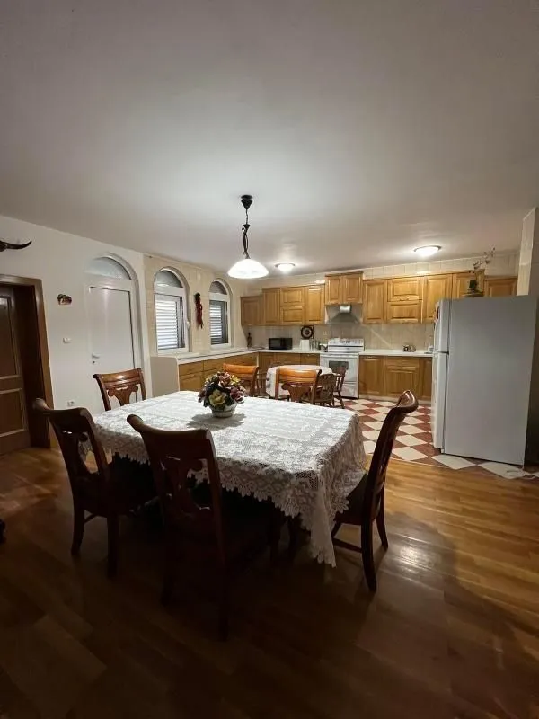 Izdavanje, kuća, 400m², Zlatica, Podgorica