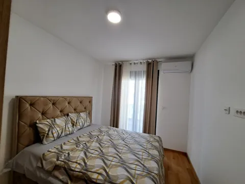 Namještena spavaća soba sa bračnim krevetom, klima uređajem i prozorom sa zavjesama. - image 7