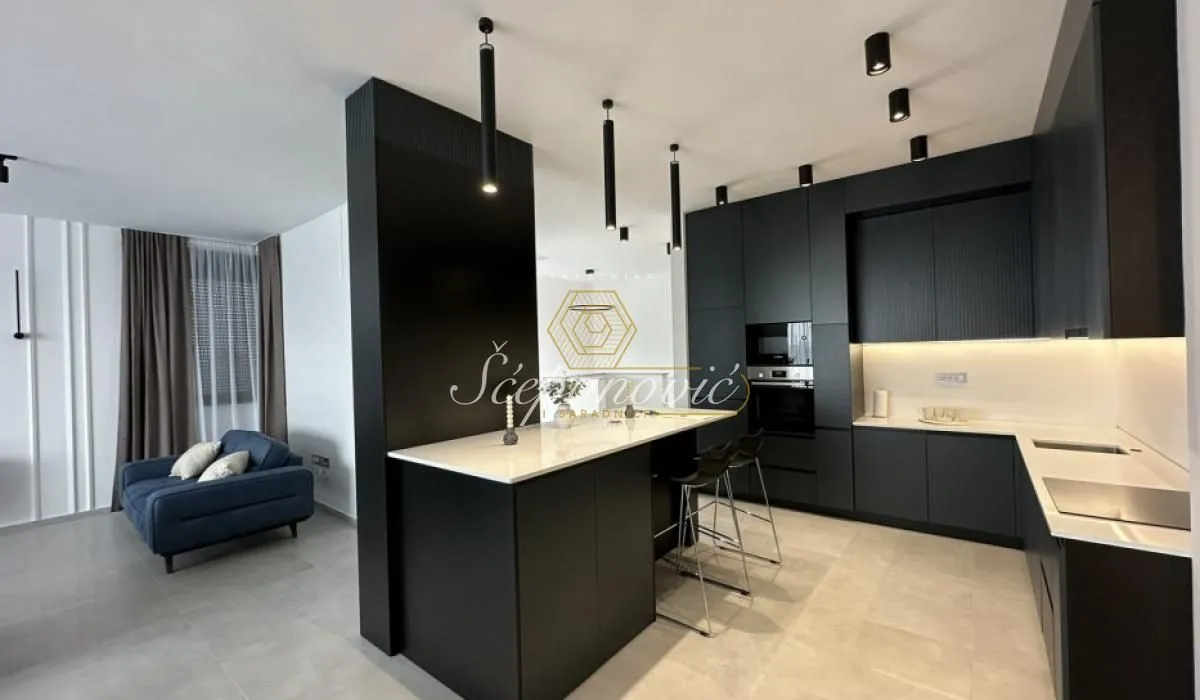 Izdavanje, četvorosoban stan, 164m², Mišeluk, Petrovaradin