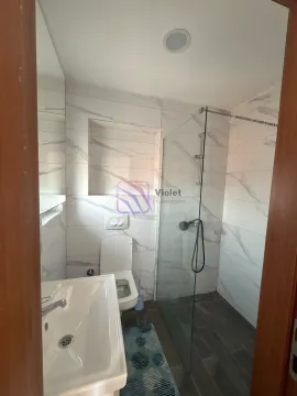 Moderno opremljeno kupatilo sa tuš kabinom i bijelim keramičkim pločicama. - image 9