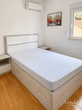 Spavaća soba sa bračnim krevetom, noćnim stočićima i klima uređajem. - image 8