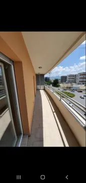 Prostrana i dugačka terasa sa pogledom na gradsko okruženje. - image 4