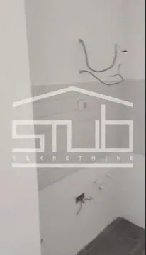 Prikaz dela prostorije u izgradnji sa keramičkim pločicama i instalacijama. - image 6