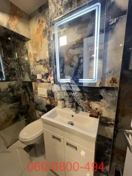 Moderno kupatilo sa umivaonikom, tuš kabinom, WC šoljom i ogledalom sa LED osvetljenjem. - image 9