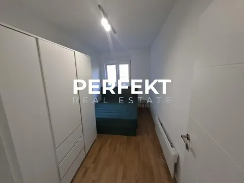 Manja spavaća soba sa velikim belim plakarom i krevetom. - image 6