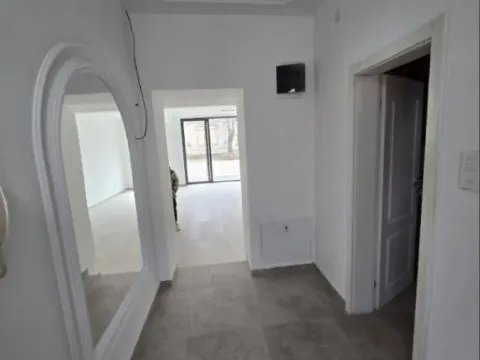 Izdavanje, poslovni prostor, 110m², Centar, Inđija - image 12