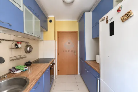 Manja kuhinja sa plavim elementima i ugradnom tehnikom. - image 5