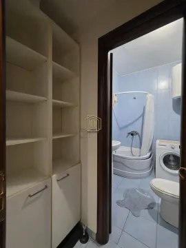 Pogled iz hodnika na kupatilo sa kadom i veš mašinom. - image 11